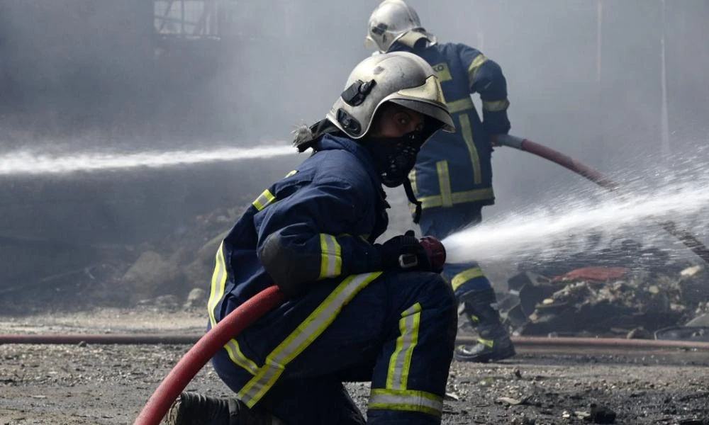 Μοσχάτο: Υπό μερικό έλεγχο η φωτιά σε αποθήκες εγκαταλελειμμένου εργοστασίου